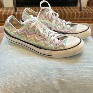 Converse Chevron Pattern All Stars - EUC - unisex Mens Size 6 / Women Si…